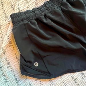 Lululemon Hotty Hot 2.5 low rise short- size 8